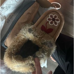 Métis Moccasins suede and fur exterior with signature beadwork. Size 8